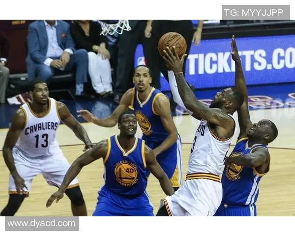 伯顿阿尔比恩与赫尔城的激烈对决展现英足联杯的精彩瞬间与战术较量